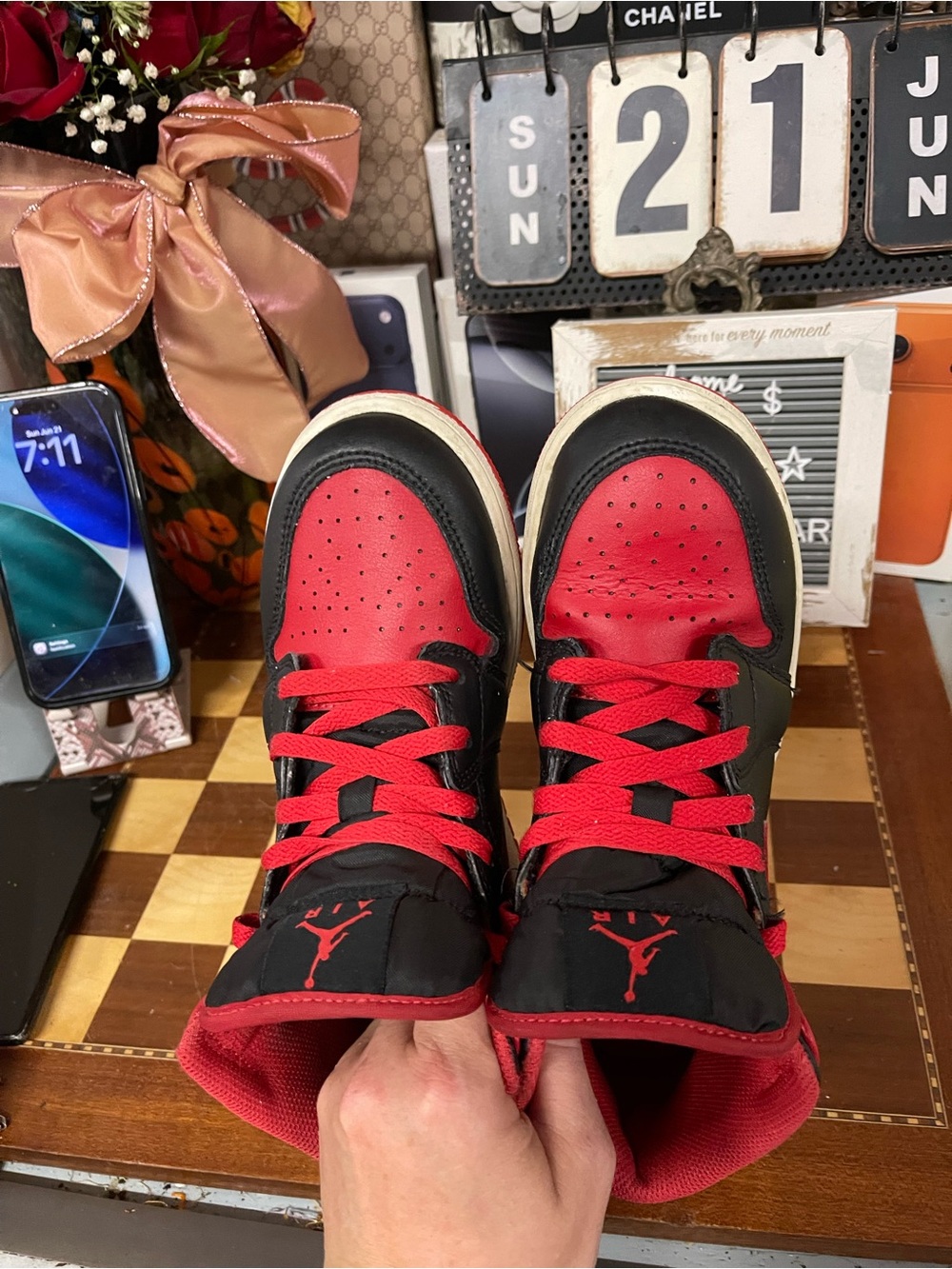 DQ8423-060.   Jordan 1 Mid
Alternate Bred (2022) (GS) - Picture 8 of 9